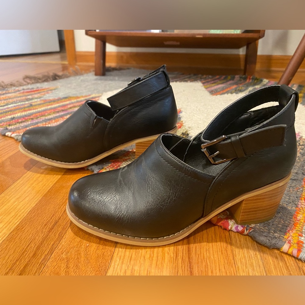 Journee Collection Women’s Zhara Ankle Boot, size 7